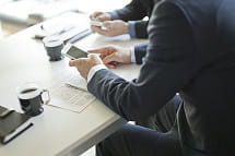 les équipements technologiques font partie des premiers avantages à négocier.