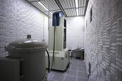 photo du microscope électronique en transmission, à l'intérieur de la chambre