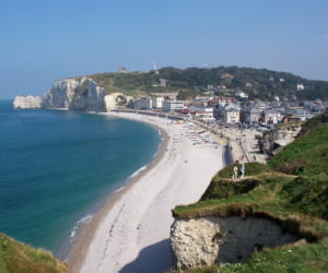 une vue d'etretat, en haute-normandie.