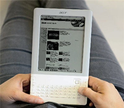 un e-reader avec clavier complet et navigateur internet