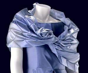 ce tissu apparaît naturellement coloré alors qu'il ne contient aucune teinture.