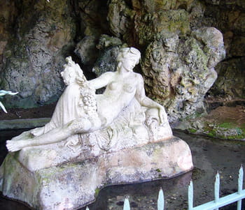 la ville de paris a fait ériger une statue sur la source.