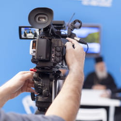 dans l'édition et l'audiovisuel, la rémunération brute atteint 4 244 euros par