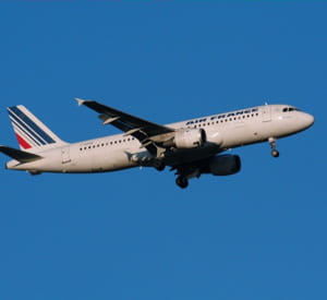 un avion d'air france décollant de l'aéroport de blagnac.