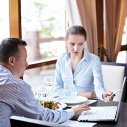evitez d'apporter la version powerpoint de votre cv à table.