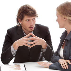 les mains jointes, un signe de leadership