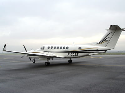 le beech b300 d'accor photographié ici à l'aéroport de lyon-bron.