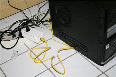 exemple de branchement d'un adaptateur cpl au dos de l'ordinateur.