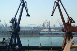 le port de dalian, en chine.