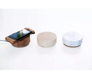 galet recharge le smartphone par induction.