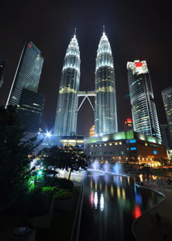 les tours petronas, à kuala lumpur.