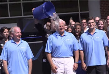 le ceo d'emc, joe tucci, au centre, lors de son 'ice bucket challenge' l'été