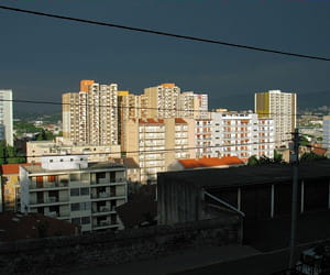 loin de flamber, le prix du mètre carré pour un appartement à saint-etienne est