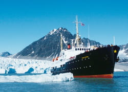 un navire de croisière au large du spitzberg, à 500 km à l'est du groënland.