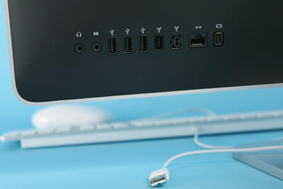 a l'arrière, en bas à droite de l'imac se trouvent les connecteurs