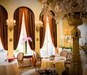 le restaurant lasserre, un lieu chic et intime pour vos rendez-vous d'affaires.