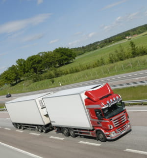un poids-lourd sur une autoroute.