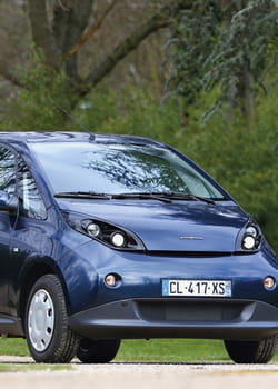 les voitures électriques, comme la bluecar de bolloré, nécessitent des batteries