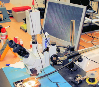 le microscope électronique permet de repérer les secteurs sur les plateaux.