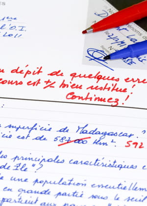 un professeur passe beaucoup de temps à corriger des copies... mais peu de temps