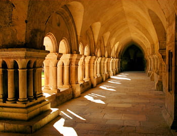 le cloître d'un monastère bourguignon.