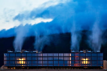 de la vapeur sort des tours de refroidissement du data center de google à
