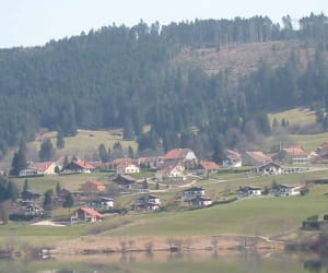 une vue de pontarliers, en franche-comté.