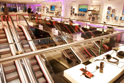 plus de 250 mobiles sont exposés dans l'espace vente du studio sfr
