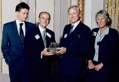 lors de l'introduction d'axa à la bourse américaine en 1996. a gauche, henri de