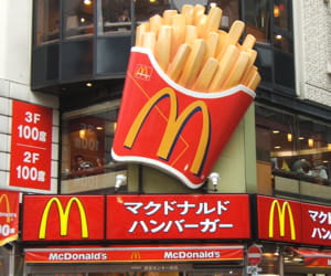la façade d'un mcdonald's au japon.