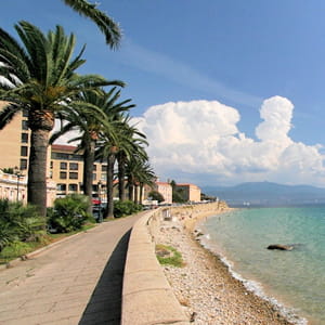 une plage en corse.