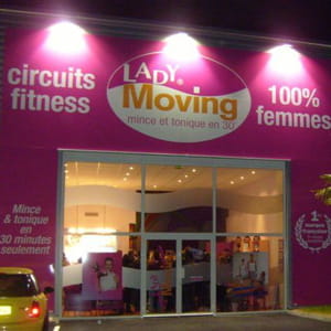 une façade de l'enseigne de remise en forme lady moving.
