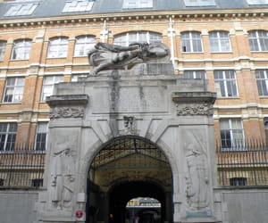 l'entrée de l'École centrale des arts et manufactures.