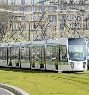 un tramway sur la ligne t3.