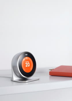 le thermostat connecté de nest, racheté par google en 2014, permet d'ajuster la