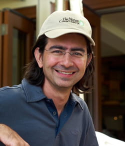 pierre omidyar, un milliardaire généreux engagé contre la traite d'êtres