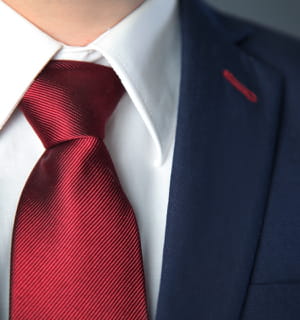le revers de la veste doit être plaqué sur le buste.