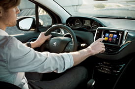 l'ergonomie et la navigation de peugeot connect apps sont adaptées aux