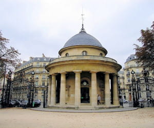 le parc monceau, dans le 17e arrondissement.