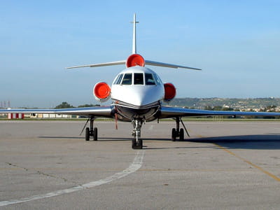 le laboratoire pharmaceutique est propriétaire de ce falcon 50, photographié ici