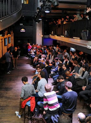cinq entrepreneurs pitchent leur start-up à 'start in paris'.