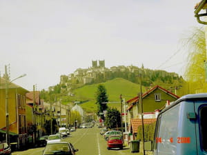une vue de la ville de saint-flour, dans le cantal.