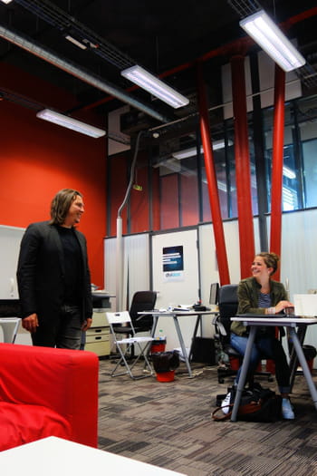 sabri heddadji, cofondateur et dg de dividom, avec sa collaboratrice
