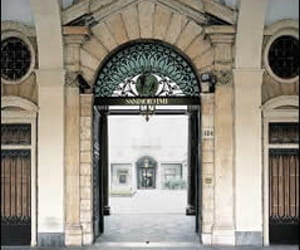 l'entrée du siège d'intesa sanpaolo à turin.
