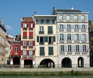 a bayonne, bien qu'il reste élevé, le prix des appartements est en baisse de