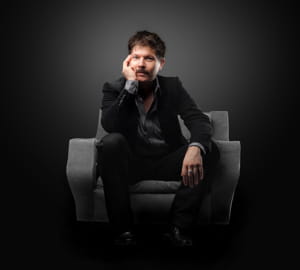 une jambe gauche ouverte vers le public suggère l'extraversion.