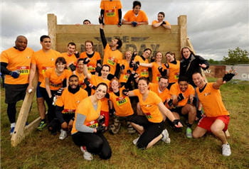 salariés d'extia participant, tout sourire, à l'événement sportif mud day