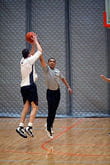 le président barack obama lors d'un match de basket.