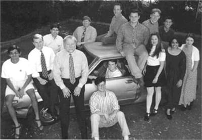 l'équipe de yahoo en 1995 : tim brady (deuxième en partant de la gauche), jerry