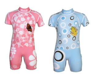 ce maillot de bain pour enfants offre une protection solaire totale.